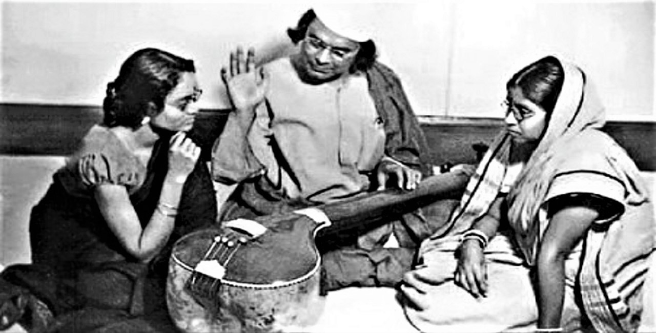 Nazrul_teaching_Nazrul_Sangeet